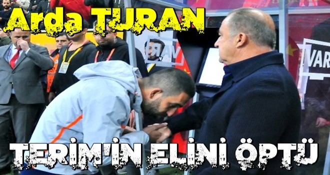 Arda Turan, Fatih Terim'in elini öptü