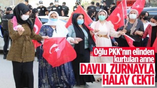 Oğlu terör örgütünden kaçan anne, Türk bayraklarıyla halay çekti