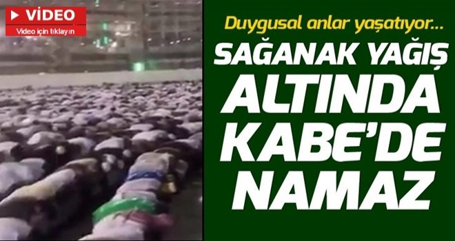 Sağanak yağış altında Kabe’de namaz.