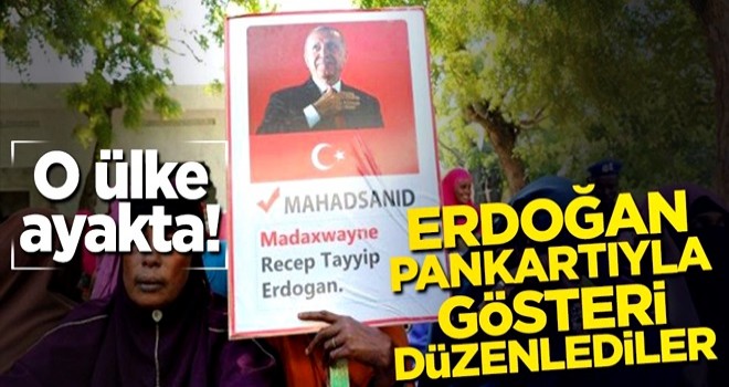 O ülke ayakta! Erdoğan pankartlarıyla gösteri düzenlediler